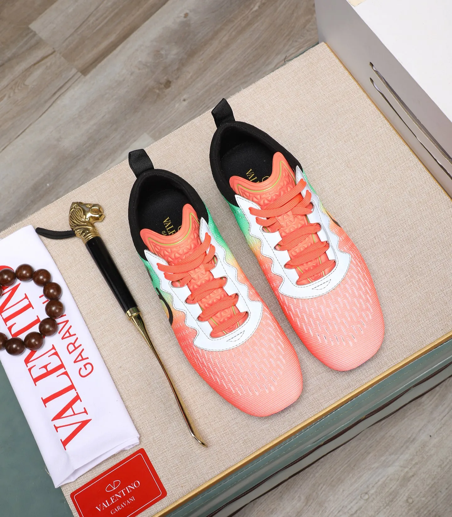 Men's Men's Shoes 💰620 VALENTINO 🌹🌹🌹2025 Valentino's latest spring sneakers! The counter 🔥 recommends RUNBOOT, which is lightweight and comfortable. It has a multi-functional design that integrates blue sneakers, running shoes, and fashionable sneakers to create a cool on-foot effect. ♥️♥️Fashionable sneakers that are sought after by many popular celebrities and fashion influencers♥️♥️. 👉All-round original 1:1 high-end production 👉Fabrics: Two options: delicate, soft and comfortable eyelet lambskin and high-end technical fabrics 👍Super soft suede special lining inside 👍Outsole wear-resistant TPU material 👍Full set of original counter packaging